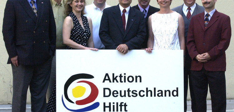 Vertreter:innen der Gründungsmitglieder des Bündnisses bei einer Pressekonferenz 2002 in Berlin